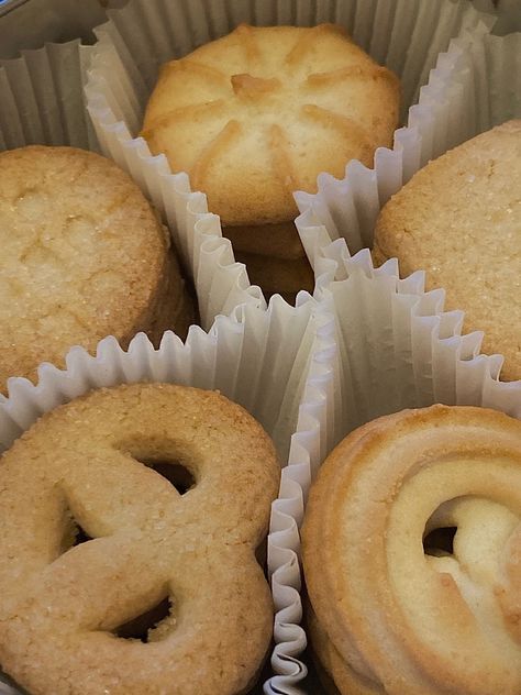 Tea And Biscuits Aesthetic, Butter Cookies Aesthetic, Sweet Tooth Aesthetic, Galletas Aesthetic, Biscuits Aesthetic, Danish Biscuits, Cinnamon Danish, Cream Core, Chessmen Cookies