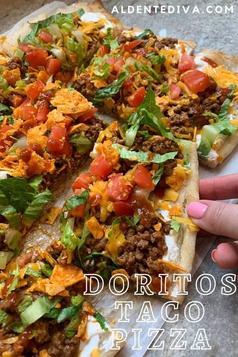 This is the best recipe for Doritos taco pizza that Ive ever had. The crused doritos on top add so much crunch and amazing flavor. Must try recipe! Zesty Italian Chicken, Taco Pizza Recipes, Doritos Taco, Easy To Make Recipes, Recipes For The Whole Family, Taco Seasoning Packet, Taco Pizza, Homemade Pizza, Pizza Recipes