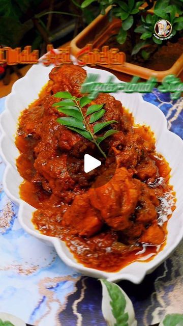 @mr_hyderabadifoodi on Instagram: "Shadi wala red chicken FOLLOW VIDEO CR @ammi.ke.khane" Chicken Hyderabadi, Red Chilli Sauce, Green Chilli Sauce, Garam Masala Powder, Tomato Curry, Ginger Garlic Paste, Tomato Puree, Red Chicken, Chilli Paste