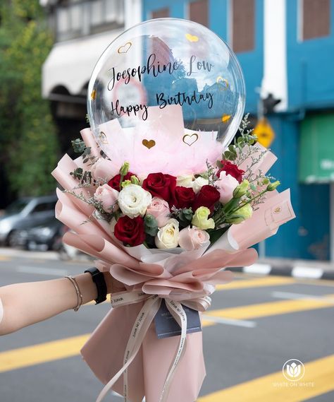 Flower Bouquet With Balloons, Birthday Bouquet Balloons, Balloon Bouquet With Flowers, Bobo Balloon Flower Bouquet, Bobo Balloon Bouquet Ideas, Flower Bouquet Balloon, Balloon And Flower Bouquet, Balloon Arrangements Birthday, Balloon Bouquet Ideas Birthday