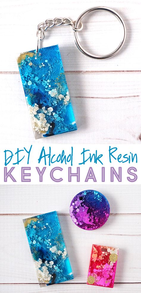 DIY Alcohol Ink Resin Keychains via @resincraftsblog Resin And Alcohol Ink Jewelry, Resin Things To Sell, Uv Resin Keychain Diy, Epoxy Jewelry Diy Ideas, Diy Resin Magnets, Uv Resin Keychain, Resin Jewelry Ideas, Uv Resin Crafts, Diy Alcohol Ink