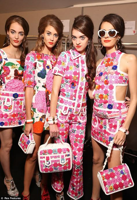 It was all about the flower power on the Moschino catwalk as models donned bright hues Catwalk Hair, 60s Fashion Trends, Vintage Fashion 1960s, Patron Vintage, Fashion 70s, Fashion 1960s, 20th Century Fashion, Sixties Fashion, Milan Fashion Weeks