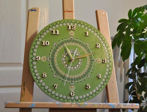 Dotting art, mandala dotting, mandala art, clock painting Wall Clock Lippan Art, Lippon Art, Green Clock, Mirror Canvas Art, Painted Mirror Art, Clock Making, Diy Watch, Dotting Art, Mosaic Art Diy