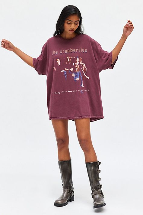 Giant T Shirt Outfit, Baggy Shirts Outfit, Styling Graphic Tees Outfits, Overdyed Fabric, Band Tshirt Outfit, Baggy Shirt Outfit, Cranberries Band, Baggy Shirts, The Cranberries