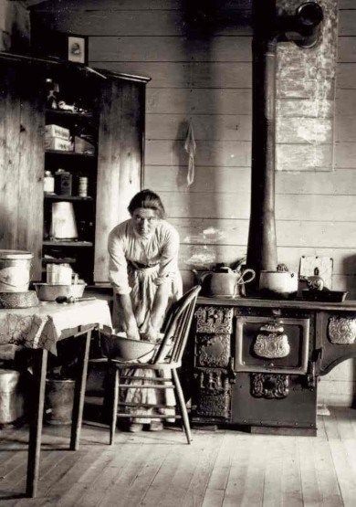 evelyn-etheredge-late-19th-century-kitchen Women's History, Kitchen Design Trends, Shabby Chic Vintage, Old Photographs, Old Kitchen, White Photo, Vintage Pictures, The Good Old Days, Old West