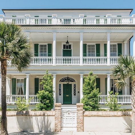 Breathtaking exterior of a historic home on Battery Street in Charleston. Charleston Homes Exterior, Coastal Porch Decor, Patina Farm, White Exterior Houses, Charleston Style, Porch Sitting, Homes Exterior, Rustic Porch, Country Porch