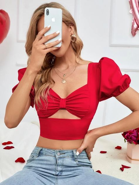 Camisa corta escote corazón pecho con fruncido con abertura | SHEIN USA Curved Hem Shirt, Red Crop Top, Fashion Days, Valentines Outfits, Plain Tops, Red Outfit, Crop Blouse, Sweetheart Neck, Classy Dress