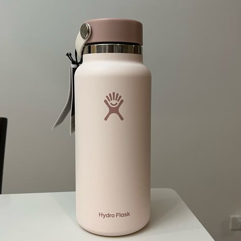 Whole Food Limited Edition Juneberry Color 32oz Brand New Hydroflask Juneberry, Cute Hydro Flask Colors, Hydroflask Brown, Juneberry Hydro Flask, Cute Hydroflask, Nurse Water Bottle, Hydro Flask Water Bottle, Trendy Water Bottles, Bottle Of Water