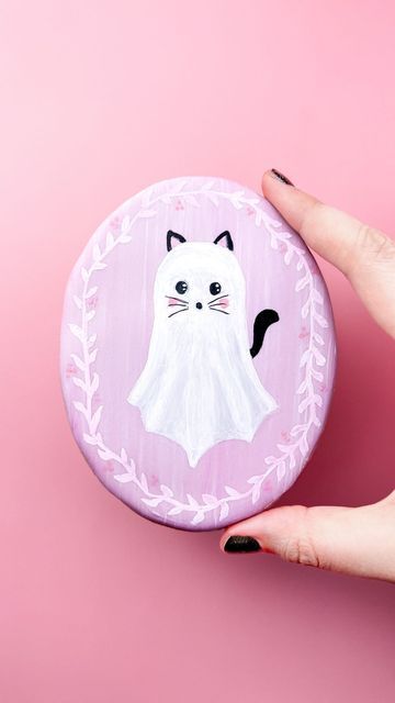 Blayre on Instagram: "I want to be your boo! 👻 This sweet ghostie is inspired by some diy painted wooden plaques by @amandaescoe Be sure and and check my stories to find the super awesome song and animation by @ipaghost #sugarcookies #paintedcookies #edibleart #halloweencookies #spookyseason #royalicingcookies" Cute Diy Art Projects, Halloween Magnet Craft, Halloween Cute Crafts, Diy Wooden Halloween Decor, Easy Cute Halloween Paintings, Pastel Halloween Decor Diy, Pastel Halloween Painting, Beginner Halloween Painting, Cute Diys To Sell