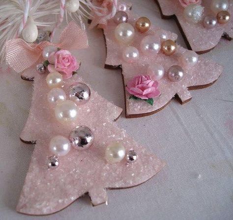 Pink Christmas Ornaments, Baby Mobil, Shabby Christmas, Pink Xmas, Pink Tree, Christmas Decoration Ideas, Pink Christmas Decorations, Christmas Pink, White Ornaments