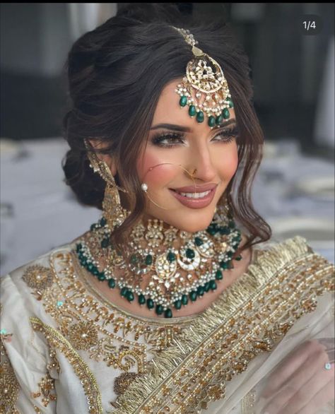 Desi Bride Hair, Desi Bridal Makeup, Prizren Kosovo, Pakistani Bridal Hairstyles, Bride Looks, Bridal Hairstyle Indian Wedding, Bridal Hair Down, Asian Bridal Makeup, Indian Bride Makeup