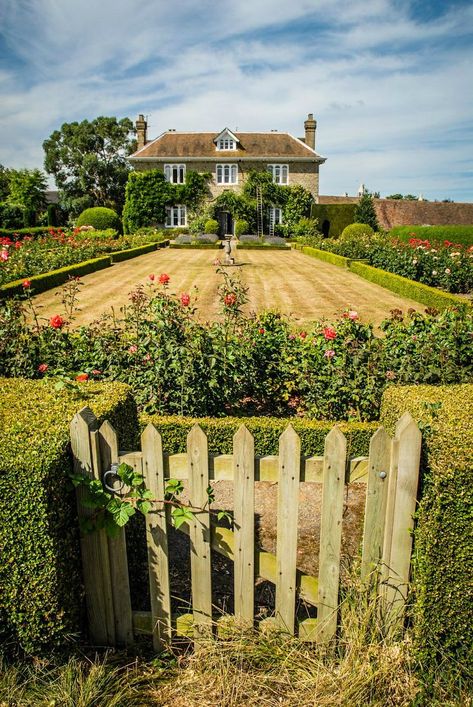 Patio Grande, Casa Country, Have Inspiration, English Country House, English Cottage, English Countryside, Garden Cottage, Pretty House, Aberdeen