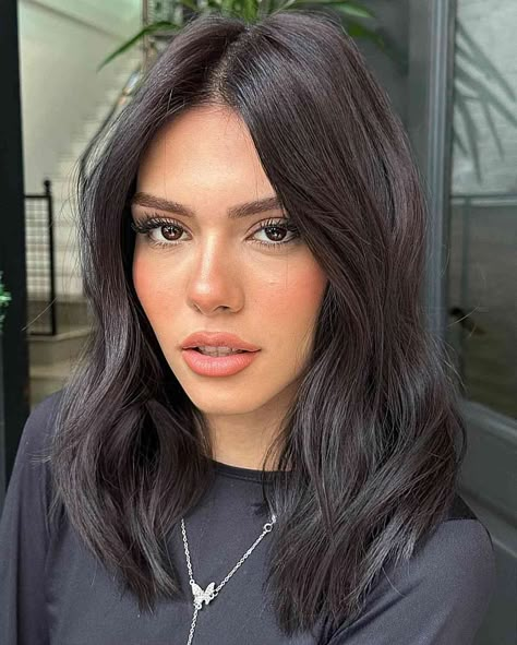 Dark Brown Hair Styles Medium Length, Ghost Layers Haircut Medium, Mid Length Hair Haircuts, Medium Haircut Fine Hair, Hair Cuts For Oval Face Shape Medium, Chocolate Brown Hair Medium Length, Lob 2023, Styling Mid Length Hair, Haircuts For Medium Hair Round Face