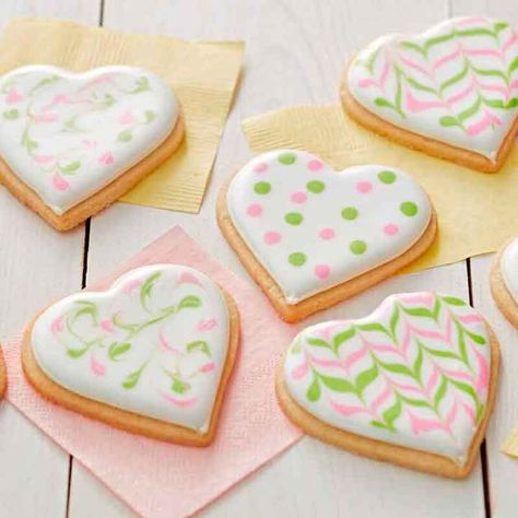 Easy Sugar Cookie Icing {3 Ingredient Recipe} | Wilton Sugar Cookie Frosting Recipe, Christmas Cookie Icing, Cookie Frosting Recipe, Decorating Desserts, Sugar Cookie Icing Recipe, Cookie Techniques, Cookie Decorating Icing, Cookie Icing Recipe, Perfect Sugar Cookies