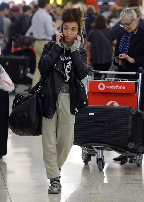 Fka Twigs Style, Croc Outfits, Crocs Outfit, Crocs Fashion, Black Leather Moto Jacket, Fka Twigs, Elegante Casual, Fall Winter Outfits, Outfits Casuales