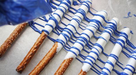 Recipe for July 4th Pretzel Rods | CatchMyParty.com Blue Pretzel Rods, Middle School Graduation Party, White Pretzels, Chocolate Pretzel Rods, Basketball Theme Party, Pretzel Treats, July Desserts, Graduation Party Gifts, Blue Icing