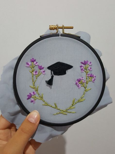 Embroidery Graduation Gifts, Graduation Embroidery Designs, Graduation Embroidery, Diy Embroidery Shirt, Miniature Embroidery, Embroidery Bracelets, Embroidery Tshirt, Graduation Presents, Hand Embroidery Patterns Flowers