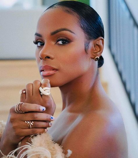 Tika Sumpter, African American Beauty, Classy Makeup, Sleek Ponytail Hairstyles, Sleek Bun, Black Women Makeup, Brunette Woman, Sleek Ponytail, Celebrity Makeup