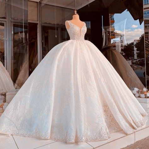 Marriage Poses, Xv Dresses, Satin Mermaid Wedding Dress, Bridal Party Gowns, White Ball Gowns, Classy Wedding Dress, Royal Wedding Dress, Fancy Wedding Dresses, Dream Wedding Ideas Dresses