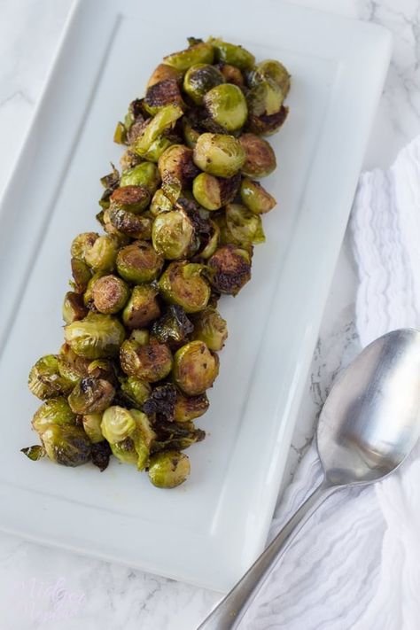 Roast Brussel Sprouts, Roasted Brussel Sprouts Recipe, Vegetarian Thanksgiving Sides, Italian Thanksgiving Recipes, Oven Roasted Brussel Sprouts, Vegan Thanksgiving Sides, Side Foods, Roasted Brussel Sprouts Oven, Thanksgiving Recipes Drinks