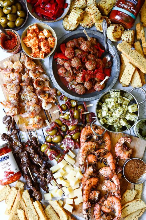 Grilled Charcuterie Board, Summer Bbq Charcuterie Board, Doekebraai Ideas, Beef Charcuterie Board, Steak Charcuterie Board, Bbq Charcuterie Board, Blue Cheese Olives, Bbq Charcuterie, Bbq Spread