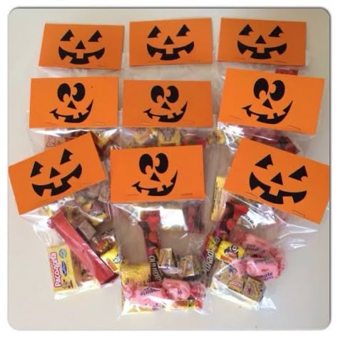 Halloween Candy Bag Ideas, Halloween Giveaway Ideas, Halloween Souvenirs, Halloween Cards Diy, Diy Eid Gifts, Halloween School Treats, Preschool Crafts Fall, Dulces Halloween, Halloween Candy Bags