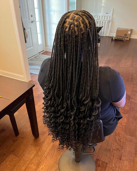 Explore stunning knotless braids with curls hairstyles – 13 unique looks for your next glamorous transformation! Click the article link for more photos and inspiration like this // #boxbraids #fauxlocs #goddessbraids #knotlessbraids #knotlessbraidscurlyhair #knotlessbraidswithcurls #locs #longknotlessbraids Single Knotless Braids With Curls, Knotless Box Braids Medium Curls At The End, Knowles’s With Curls, Bra Length Braids With Curls, Black Braids Hairstyles With Curls, Knotledd Braids With Curls, Long Black Braids With Curls, Knowles’s Braids With Curls Hairstyles, Knotless Curls At The End