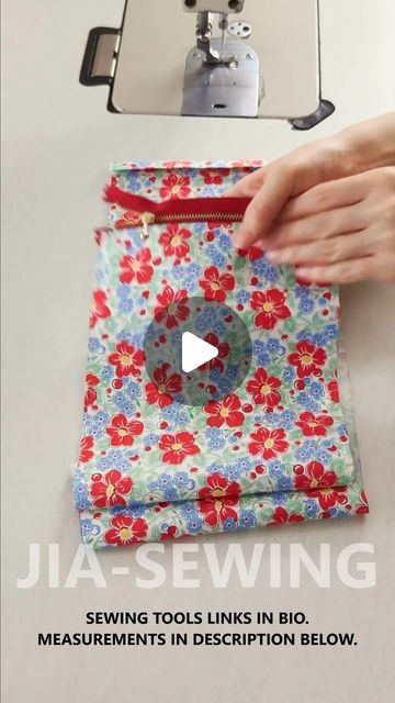 @jia.sewing on Instagram: "Pouch Using a Single Fabric👛🌸✨ | DIY | Quick Sewing Tips No.126 #diy #sewing #sewingtips #quicksewingtips #sewingtipsandtricks #pouch #pouchbag #seamstress #tailor #jia-sewing   💡Sewing Tools Links in Bio.💡  Measurements: 17x92cm, 15cm (zippers) 15cm, 1.5cm, 12cm" Diy Fabric Purses, Diy Pouch No Zipper, Pochette Diy, Sewing Measurements, Diy Sewing Gifts, Pouch Diy, Pouch Sewing, Diy Bags Patterns, Tote Bags Sewing