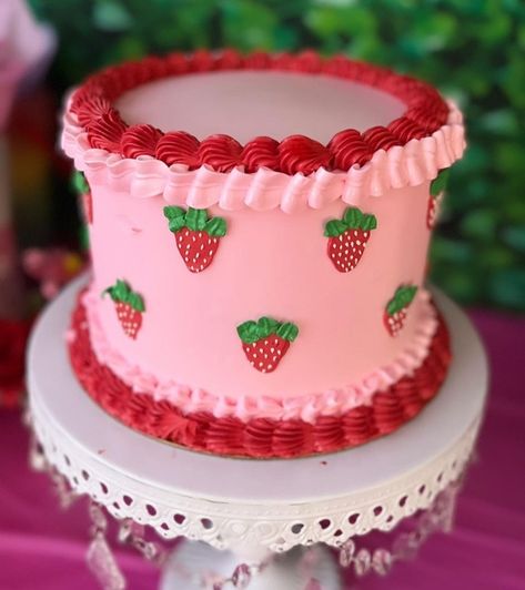 Strawberry Theme Cake, Strawberry Birthday Cake, Strawberry Shortcake Birthday, Strawberry Theme, Strawberry Shortcake Cake, Strawberry Shortcake Party, Baby Birthday Themes, Strawberry Baby, 1st Birthday Party Decorations