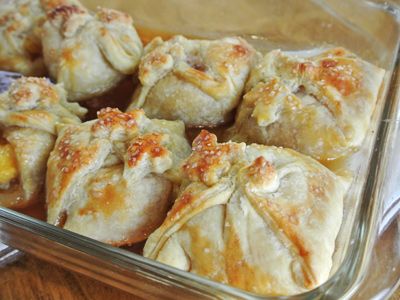 Peach Dumplings With Pie Crust, Peach Dumplings With Crescent Rolls, Rhubarb Dumplings, Banana Cream Cupcakes, Freezing Peaches, Peach Dumplings, Puff Pastry Cream Puffs, Custard Sauce, Sweet Dumplings