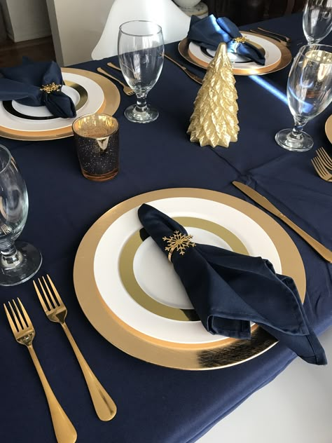 Blue Table Settings Christmas, Navy Blue And Gold Place Setting, Dark Blue And Gold Table Setting, Navy And Silver Christmas Table, Blue And Gold Dining Room Table Settings, Navy Thanksgiving Table, Blue And Gold Christmas Table, Blue And Gold Table Setting, Blue Christmas Table