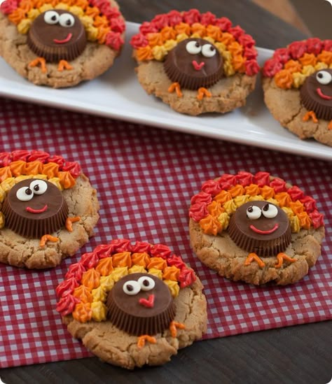 peanut butter cup turkey cookies...triple-shot of peanut butter: cookie, cup & frosting! from @bridget edwards {bake at 350} Peanut Butter Cup Turkey Cookies, Cookie Recipes Thanksgiving, Thanksgiving Desserts Kids, Thanksgiving Snacks, Turkey Cookies, Thanksgiving Cookies, Thanksgiving Treats, Reeses Peanut Butter Cups, Peanut Butter Cup