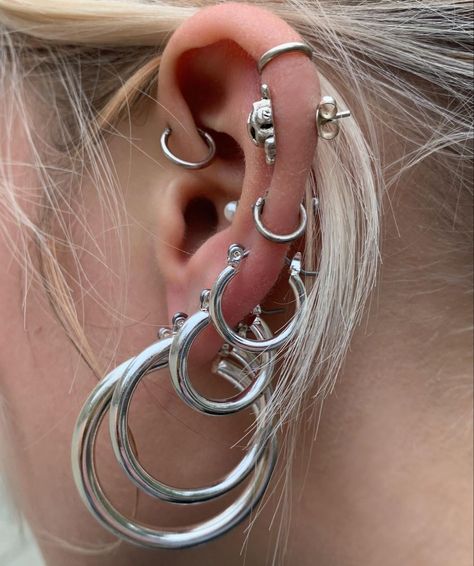 Cool Ear Piercings, Edgy Accessories, Multiple Ear Piercings, Cool Piercings, Ear Style, Cute Piercings, Funky Jewelry, Jewelry Lookbook, Ear Piercing