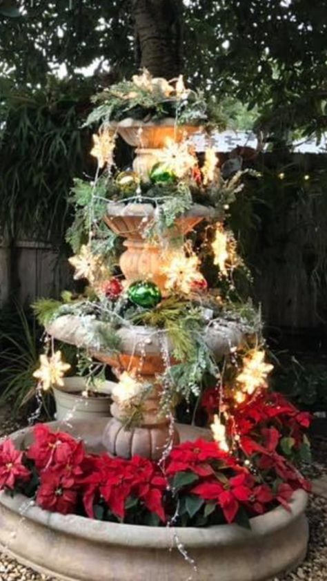 Christmas Fountain Decorations, Outside Fountains, Prairie Christmas, Fountain Decor, Courtyard Ideas, Seasonal Displays, Outdoor Fountain, Diy Outdoor Decor, Christmas Outdoor