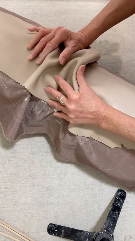 gratifying ceramic glazing process of large bowls by @jenniferspringceramics ! 🙈😘💚 FOLLOW👉 @loveinpottery for more pottery contents ☕️… | Instagram Making A Pottery Bowl, Handmade Ceramics Ideas Pottery, Ceramics Pottery Bowls, Slab Ceramics, Pottery Lessons, Beginner Pottery, Sculpture Techniques, Ceramic Tools, Pottery Form