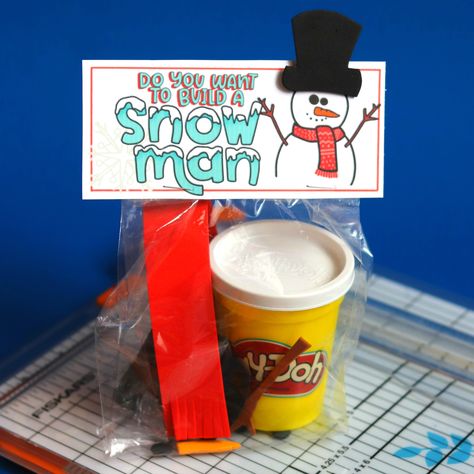 Snowman kit with free printables - A girl and a glue gun Playdough Snowman Kit, Playdough Snowman, Snowman Kit, Printable Snowman, Playdough Kits, Snowman Gifts, Diy Snowman, Class Gift, Build A Snowman