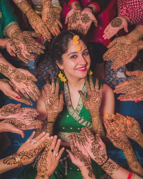 When your whole gang turns up for your Mehendi! Tag your friends who will be there for you.Follow 👉 @DesiClassyBrides for more inspiration. . . . 👰 - Neeharika Kharbanda . Follow 👉 @DesiClassyBrides for more. Mehendi Shoot, Mehndi Poses, Mehndi Shoot, Mehndi Photography, Mehendi Photography, Bridal Pose, Bridesmaid Photoshoot, Indian Wedding Bride, Indian Wedding Photography Couples