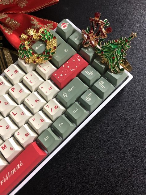 Merry Christmas Keycap Set Christmas Keyboard, Christmas Setup, Diy Desk Decor, Desk Decorations, December 24th, Computer Keyboard, Bedroom Ideas, Keyboard, Merry Christmas