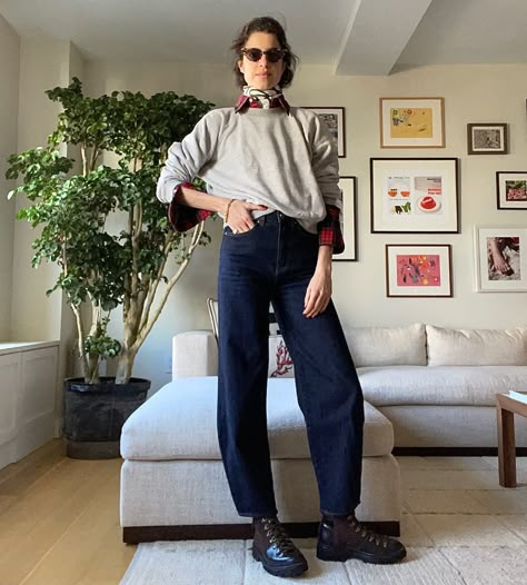 Contemporary fashion really wants you to wear a pair of barrel leg jeans Leandra Medine Style, Winter Styling, Barrel Jeans, Winter Pants Outfit, Jeans Outfit Winter, Leandra Medine, Leg Pants Outfit, Jeans Street Style, Jeans Outfit Summer