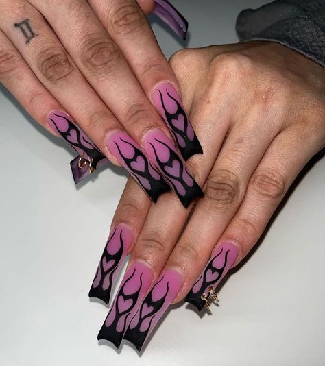 @thenailbabeuk on Instagram: “😍🖤🔥 • • • • 💕💅🏽Follow @thenailbabeuk for more daily nail content💅🏽💕 📸: @officialfrancodrip✨ #nailarttutorial #creativenails…” Flame Heart Nails, Heart Nails Tutorial, Flame Heart, Black Flame, Punk Nails, Gothic Nails, Grunge Nails, Stiletto Nails Designs, Daily Nail