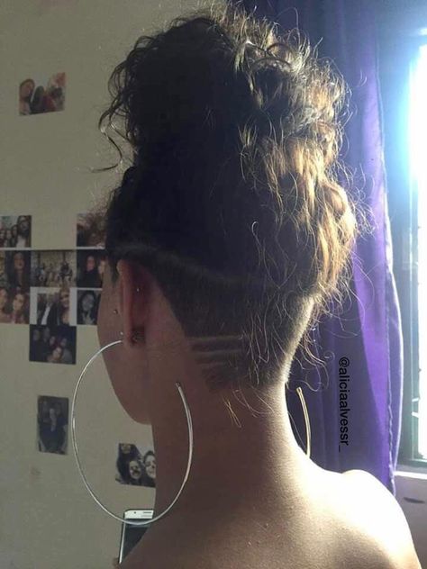 Small Undercut Designs, High Undercut Women, Curly Undercut Women Long, Long Curly Hair Undercut, Undercut Curly Hair Long, Curly Undercut Women, Undercut Designs For Women, Curly Hair Undercut, Undercut Natural Hair