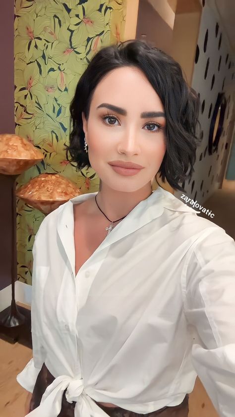 Demi Lovato 2023, Demi Lovato Short Hair, Demi Lovato Hair, Demi Lovato Style, Hair Model, Pixie Cuts, Demi Lovato, Brunette Hair, Model Hair