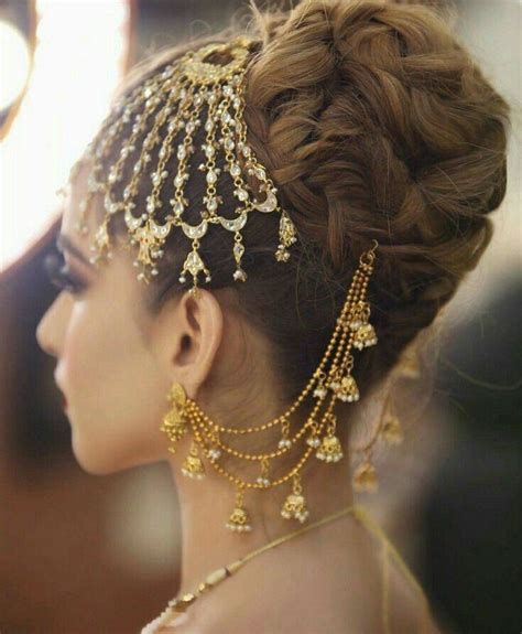 Bridal Jewellery Inspiration, Pakistani Bridal Jewelry, Bridal Jewellery Design, Earrings Ideas, Headpiece Jewelry, Bridal Fashion Jewelry, Head Jewelry, Bangles Jewelry Designs, Desi Wedding