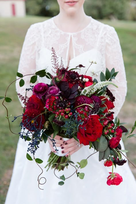 Crimson Pride Pretty Wedding Bouquet, Monochromatic Wedding, Bouquet Champetre, Spring Wedding Bouquets, Red Bouquet Wedding, Winter Wedding Bouquet, Summer Wedding Bouquets, Red Wedding Flowers, Red Bouquet