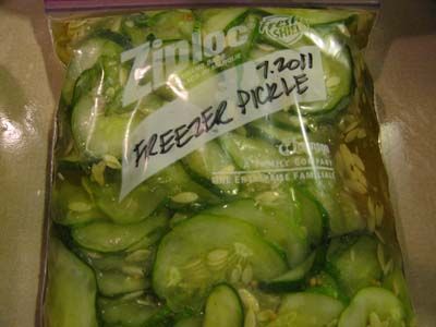 Freezer Pickles Bread And Butter, Pickles Homemade Easy, Cucumber Relish Recipes, Freezer Pickles, Cucumber Dip Recipe, Bread N Butter Pickle Recipe, Cucumber Relish, Canned Salsa Recipes, Recycled Containers