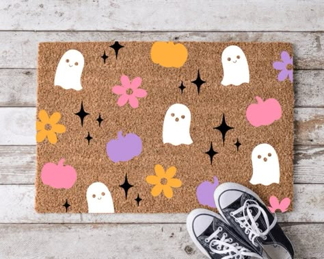 Cute Halloween Doormat / Cutesy Ghost And Pumpkins / Seasonal Doormat / Welcome Mat Cute Apartment Themes, Christmas Front Door Mat Ideas, Fall Door Mat Ideas, Halloween Doormat Ideas, Halloween Mats Diy, Diy Halloween Mat, Diy Halloween Welcome Mat, Doormat Painting Ideas, Painted Halloween Door Mat