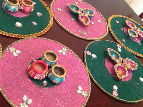 HAND made pink and green mehndi plates. See www.facebook.com/mehnditraysforfun Mendhi Stages, Mehndi Plates Ideas Pakistani, Mehndi Plates Decoration, Mehndi Thaals, Pakistani Mehndi Decor, Mehndi Plates, Mehandi Decor, Mehndi Thaal, Mehndi Decorations