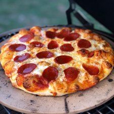 Green Egg Pizza, Big Green Egg Pizza, Egg Pizza Recipes, Big Green Egg Grill, Green Egg Grill, Egg Pizza, Big Green Egg Recipes, The Big Green Egg, Green Egg Recipes