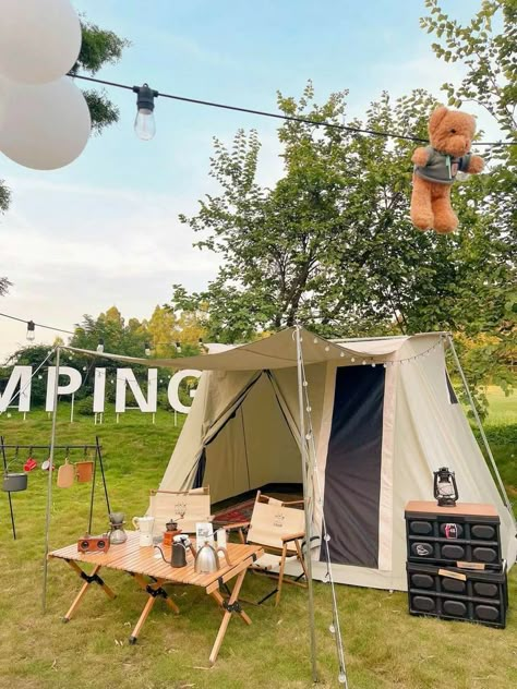 ⛺ Camping String Lights, Picnic Chair, Aesthetic Camping, Cozy Camping, Tenda Camping, Tent Camping Hacks, Camping Inspiration, Camping Set Up, Camping Bbq