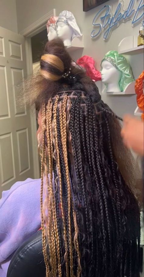 Boho Knotless Braids Synthetic Hair, Knotless Braids With Skunk Patch Color, Brown Skunk Stripe Braids, Skunk Stripe Boho Braids, Peekaboo Bohemian Braids, Skunk Stripe Braids Knotless, Ginger And Black Braids, Skunk Stripe Knotless Braids, Color Combos For Braids